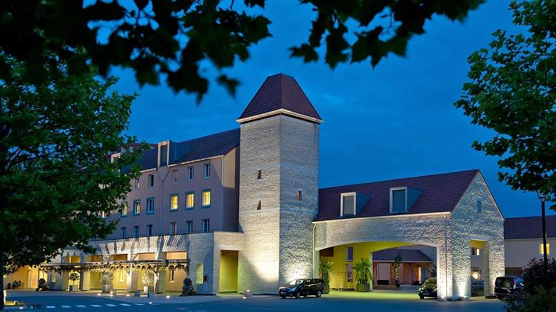 Charles de Gaulle to Explorers Hotel